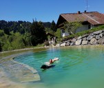 sonja-mit-mika-im-schwimmteich.jpg