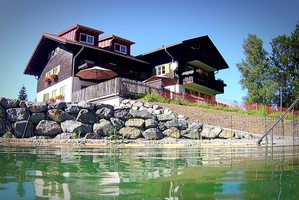 Unser Haus aus dem Schwimmteich gesehen